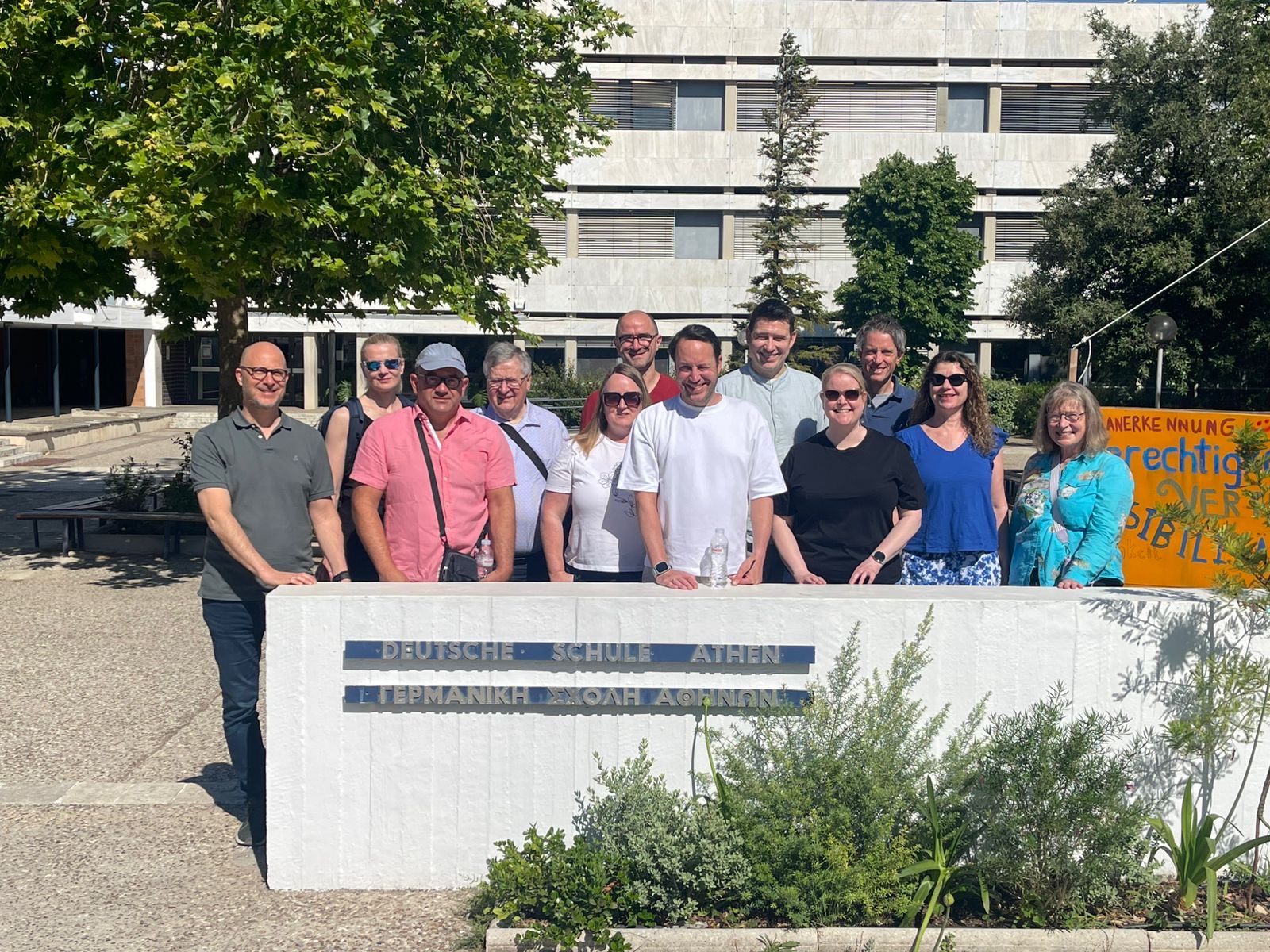 Team iReflect en la Deutsche Schule Atenas (DSA), 27 de mayo de 2025 con la investigadora Biljana Kolundzija al frente y en representación del equipo de la Uva (2ª a la dcha.)